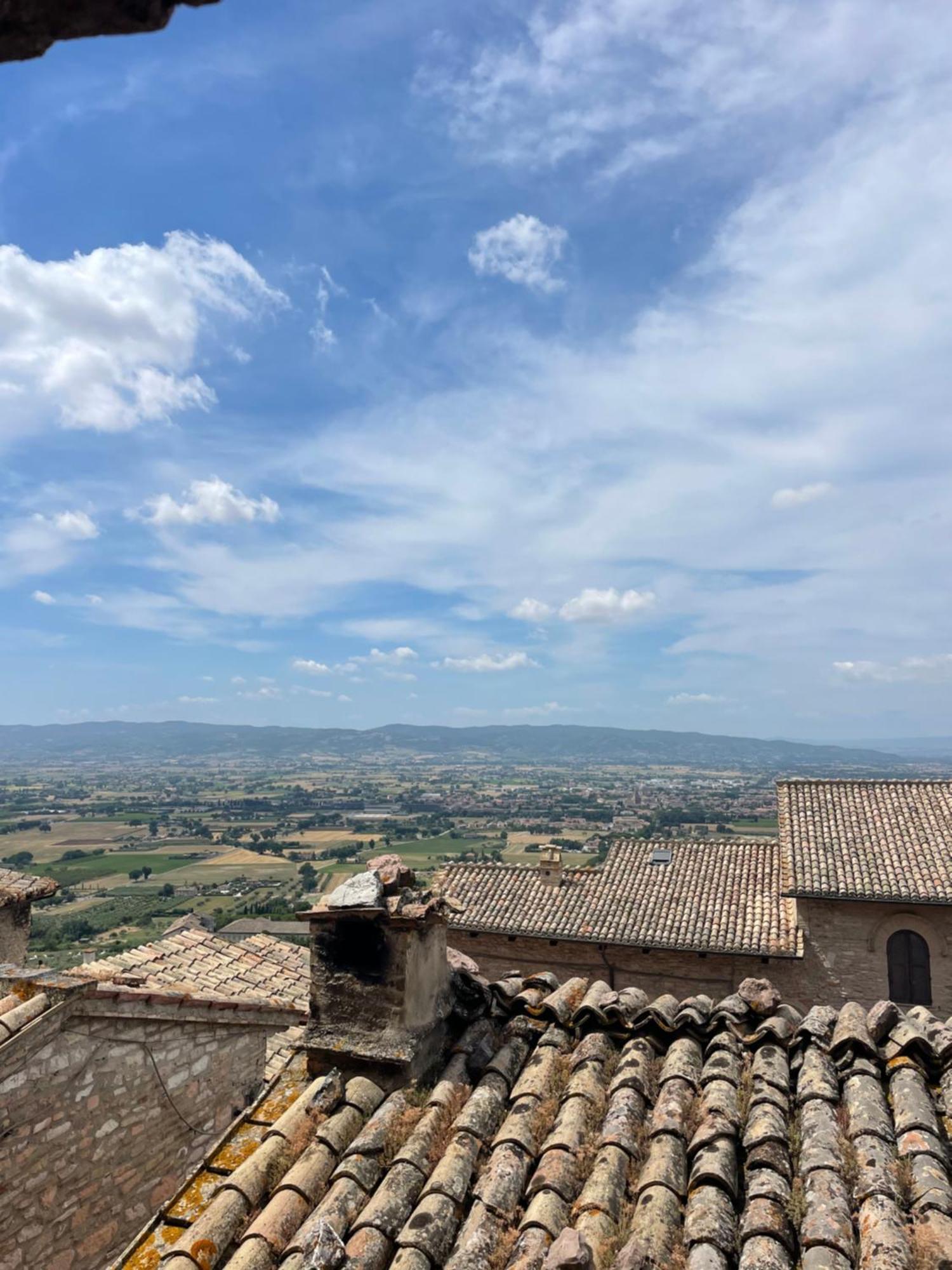 Happy House - Porta San Giacomo Apartment Assisi Bagian luar foto