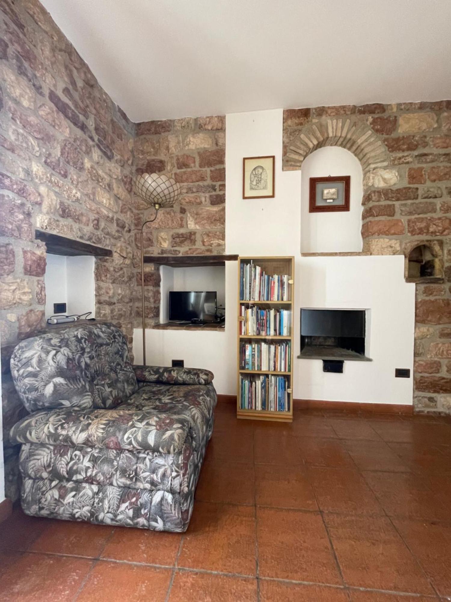 Happy House - Porta San Giacomo Apartment Assisi Bagian luar foto