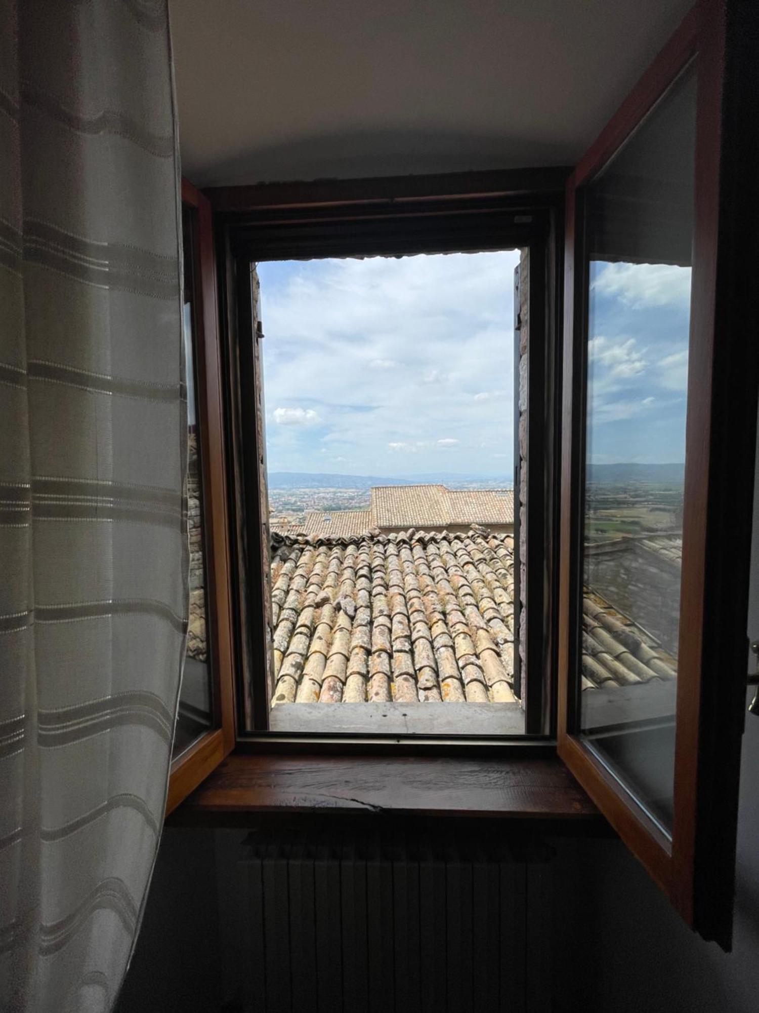 Happy House - Porta San Giacomo Apartment Assisi Bagian luar foto