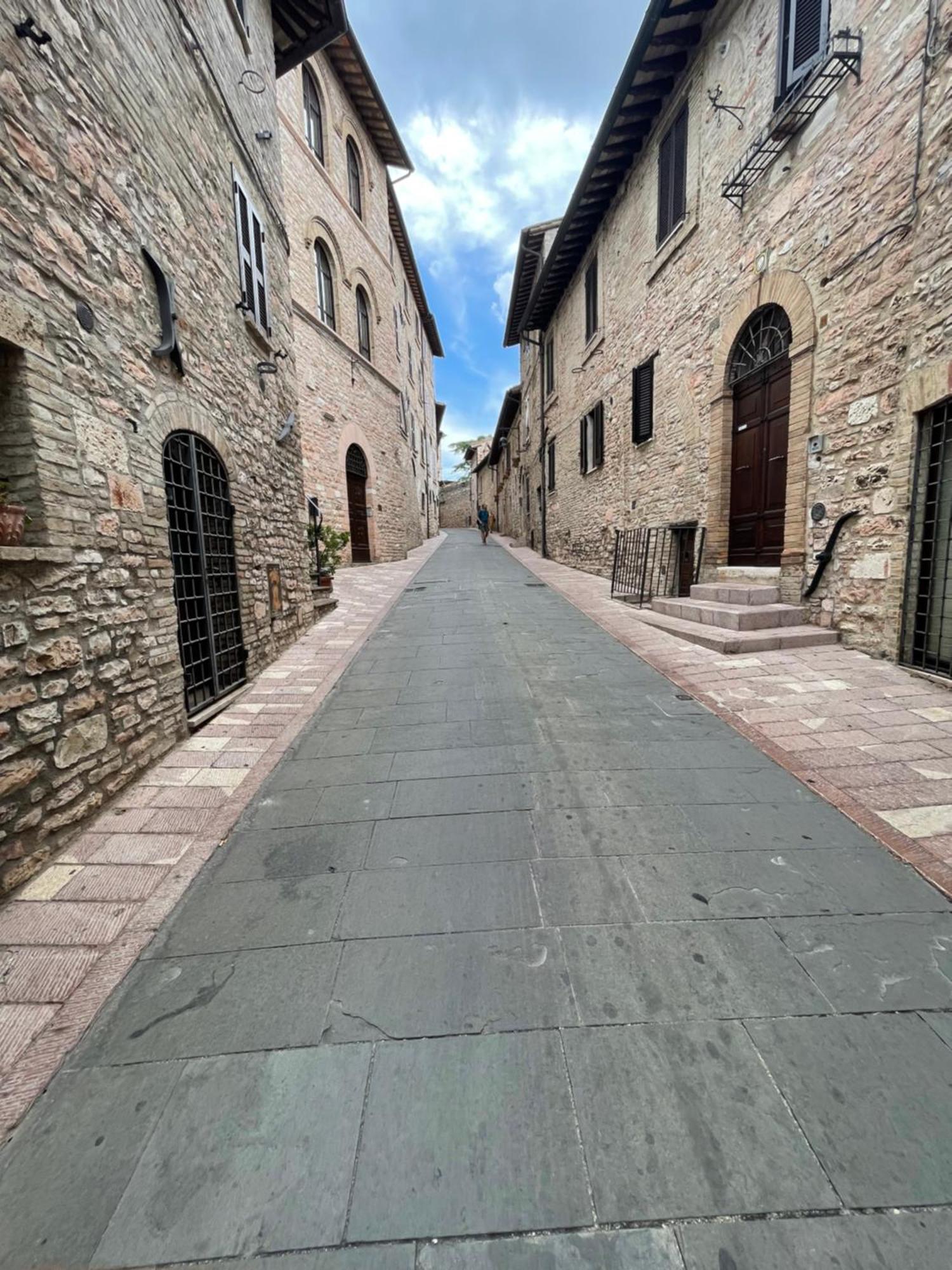Happy House - Porta San Giacomo Apartment Assisi Bagian luar foto