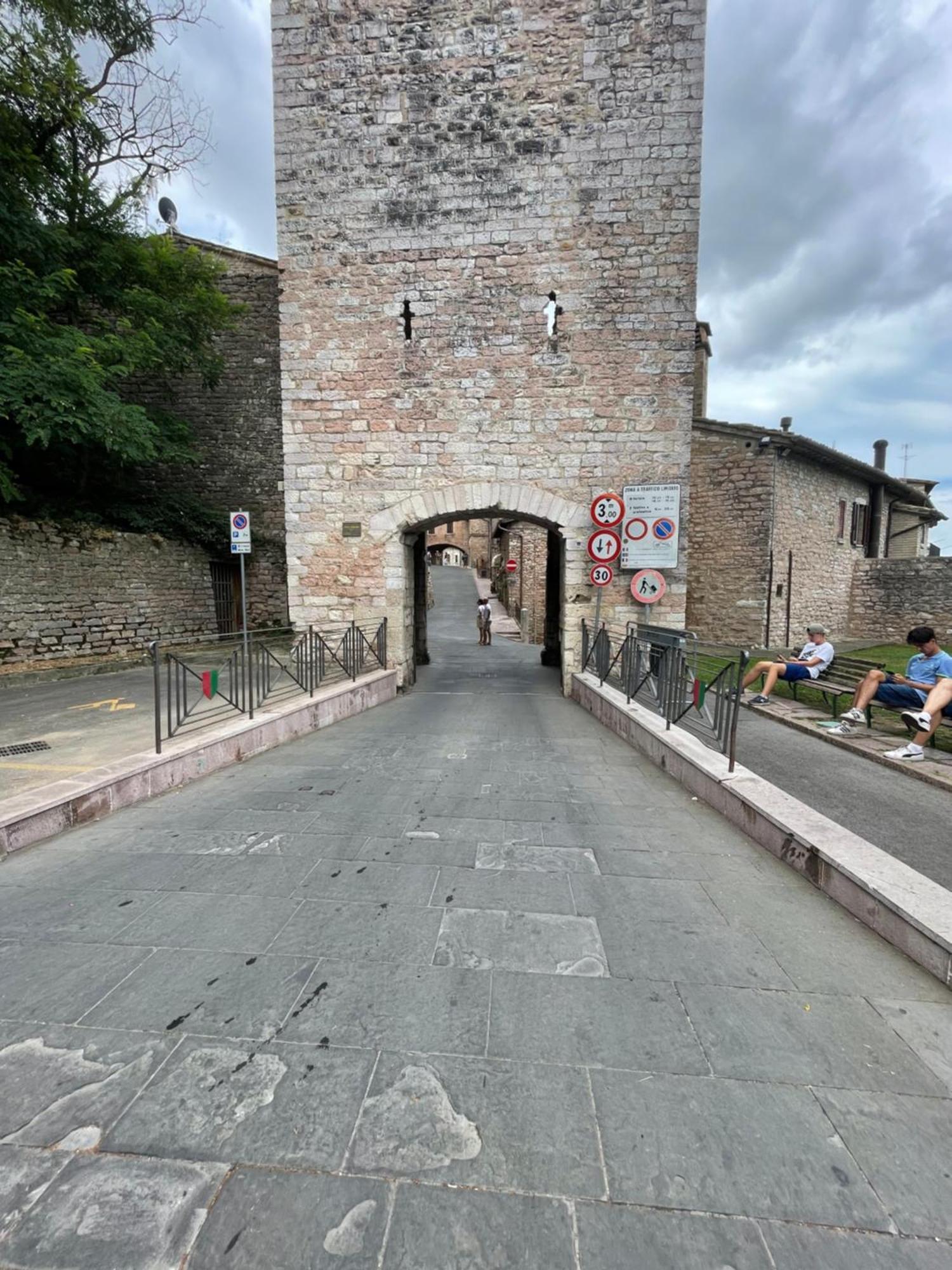 Happy House - Porta San Giacomo Apartment Assisi Bagian luar foto
